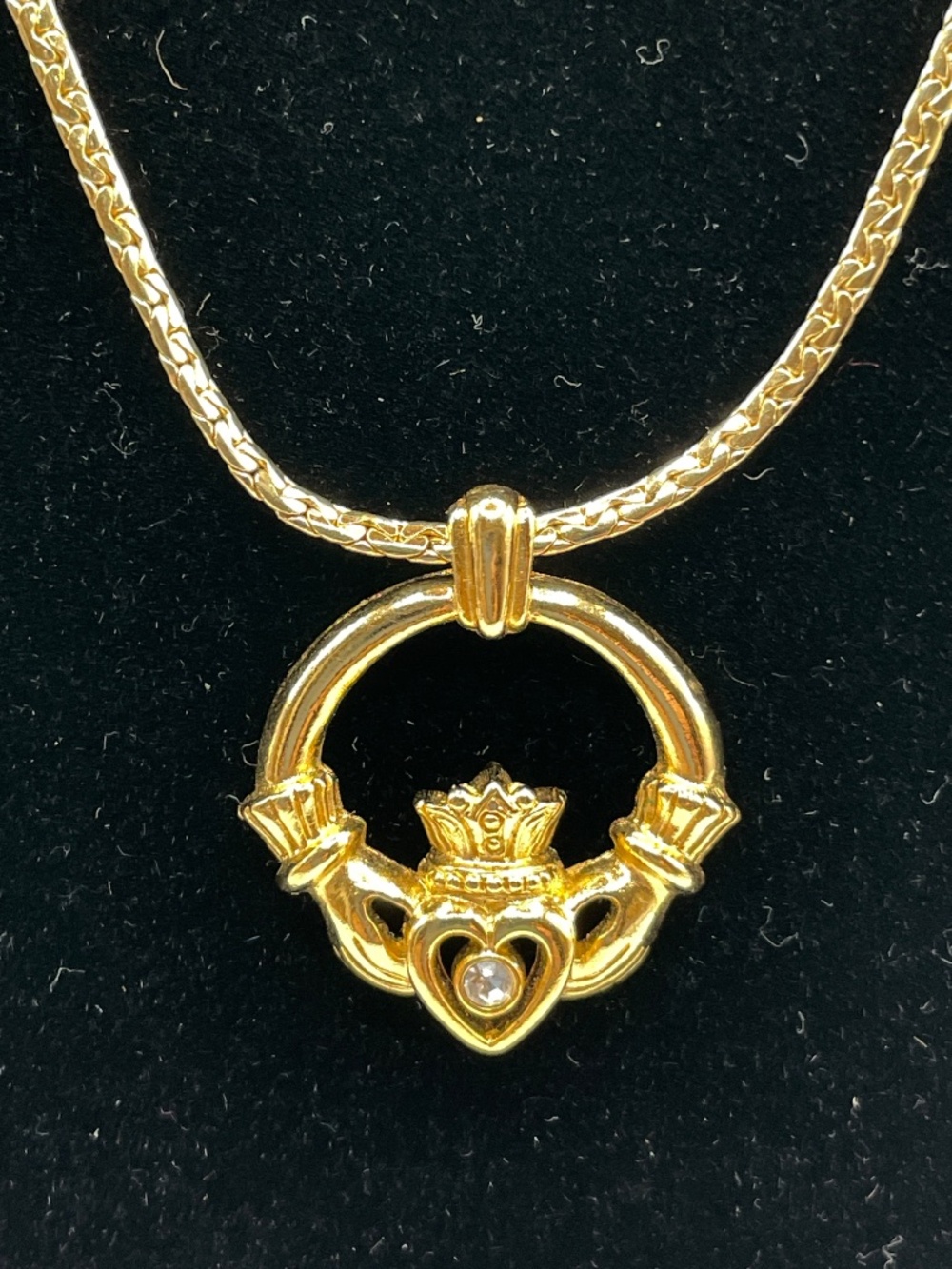 Vintage Avon Gold Tone Irish Claddagh Pendant Necklace